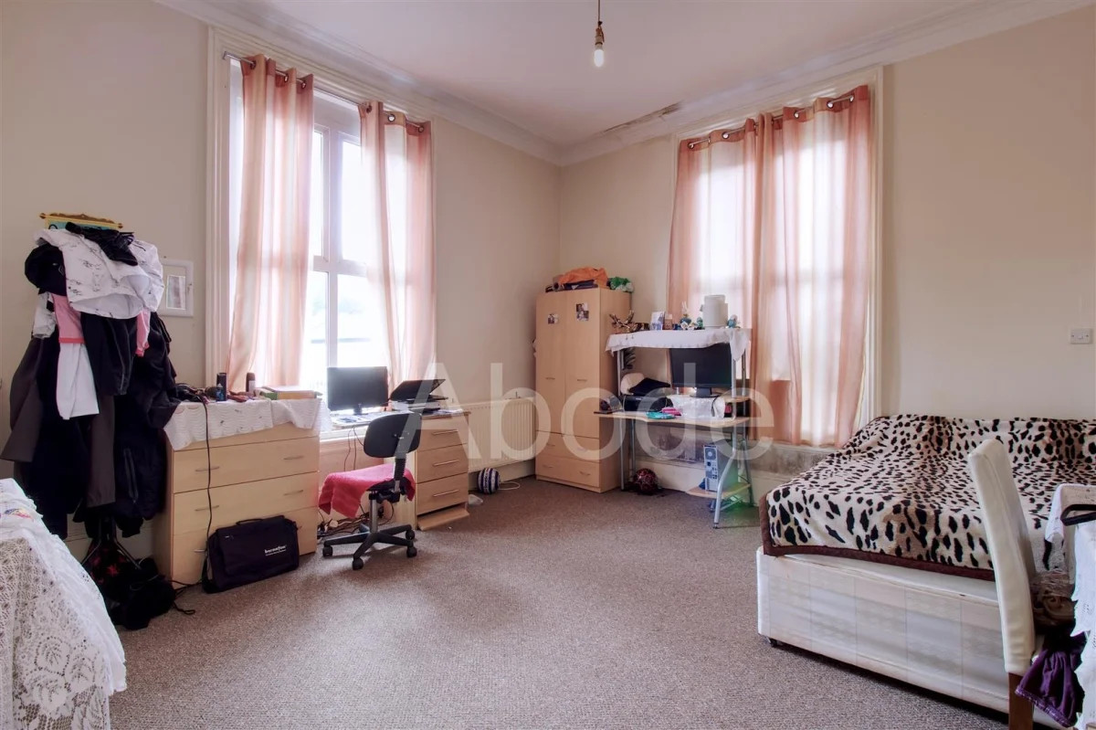 Flat Manor Drive in Leeds