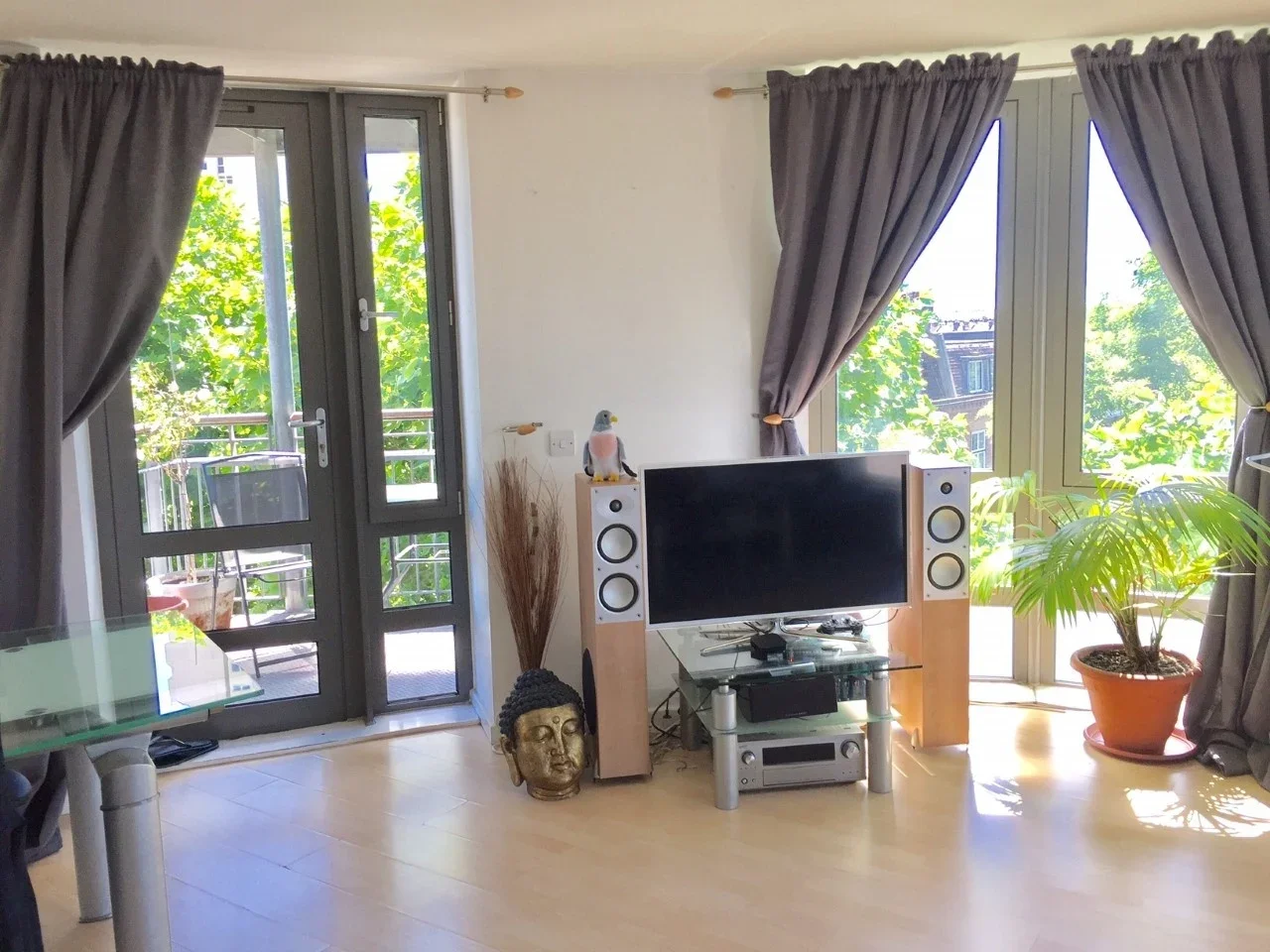 Flat Clapham Road in Greater London