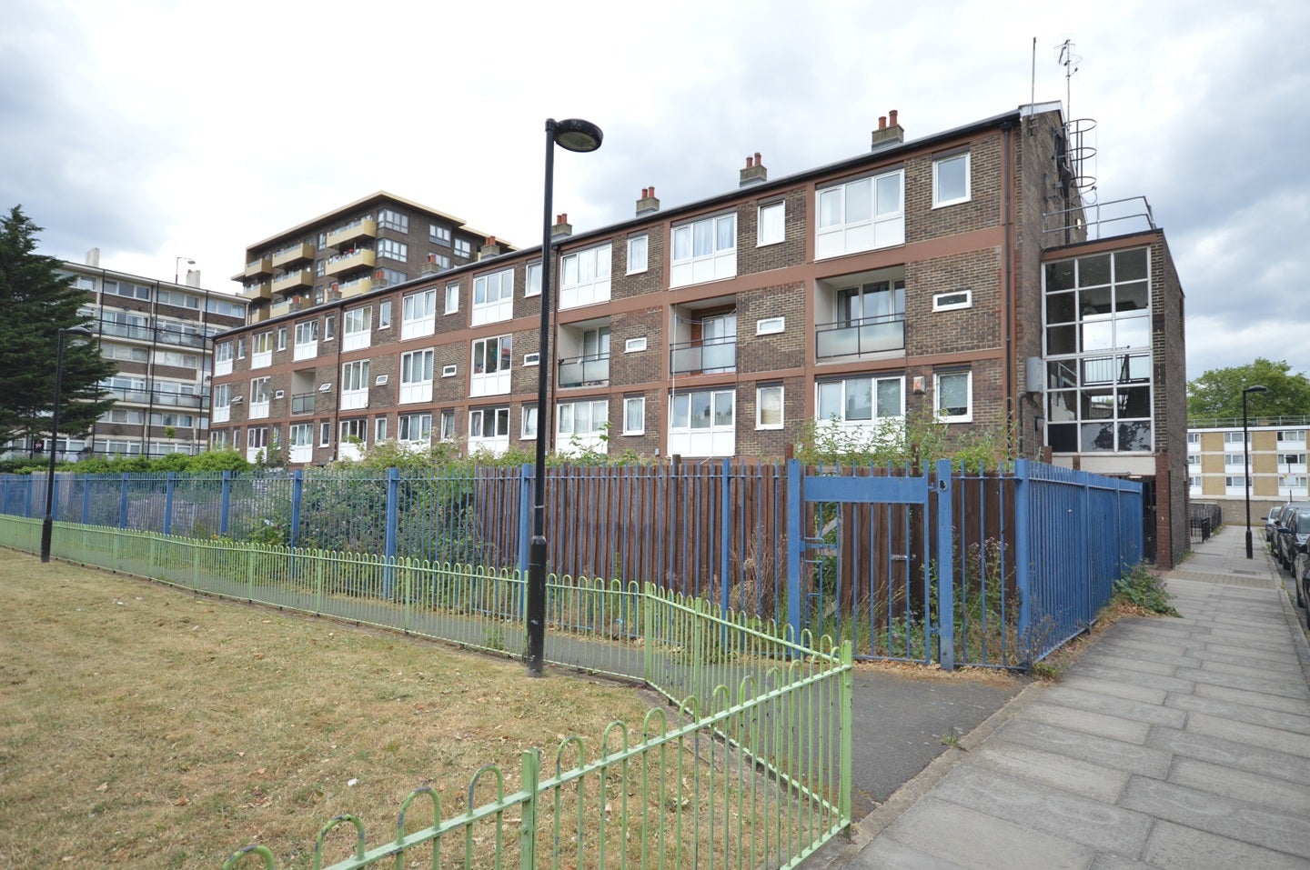 Flat Woodall Close in Greater London