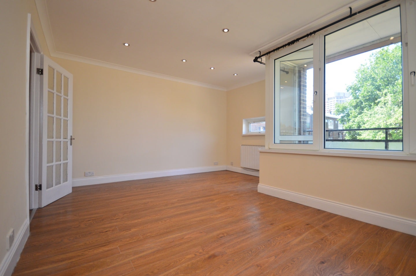 Flat Woodall Close in Greater London