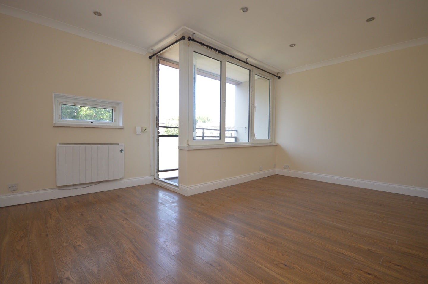 Flat Woodall Close in Greater London