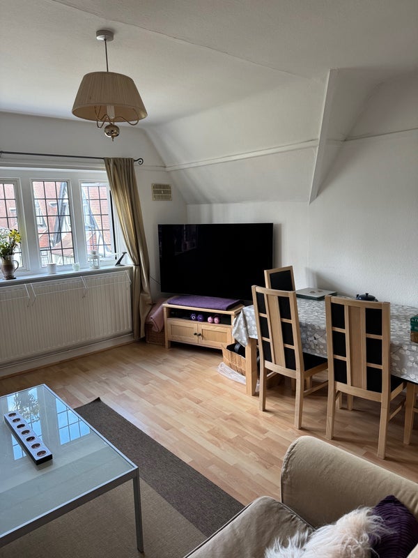 Room Queens Drive in Greater London