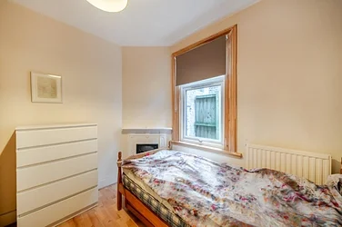 Flat Replingham Road in Greater London