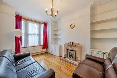 Flat Replingham Road in Greater London