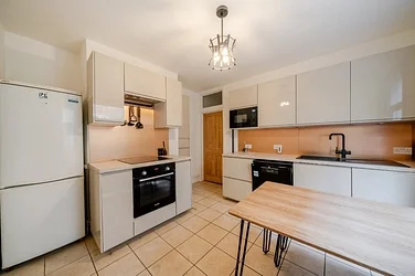 Flat Replingham Road in Greater London