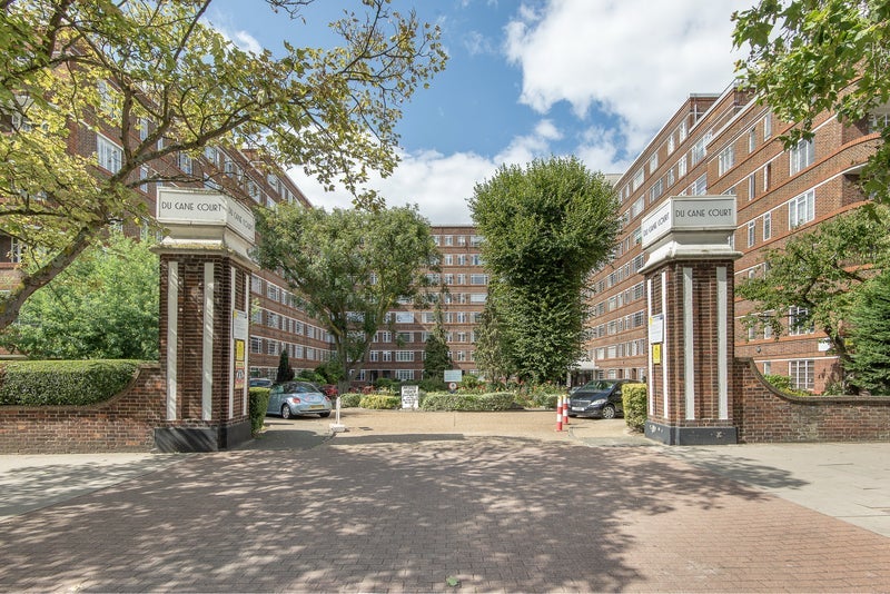 Flat Balham High Road in Greater London