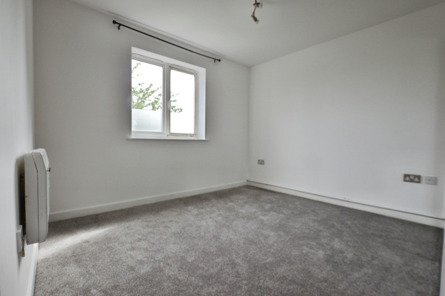 Flat Hevingham Drive in Greater London
