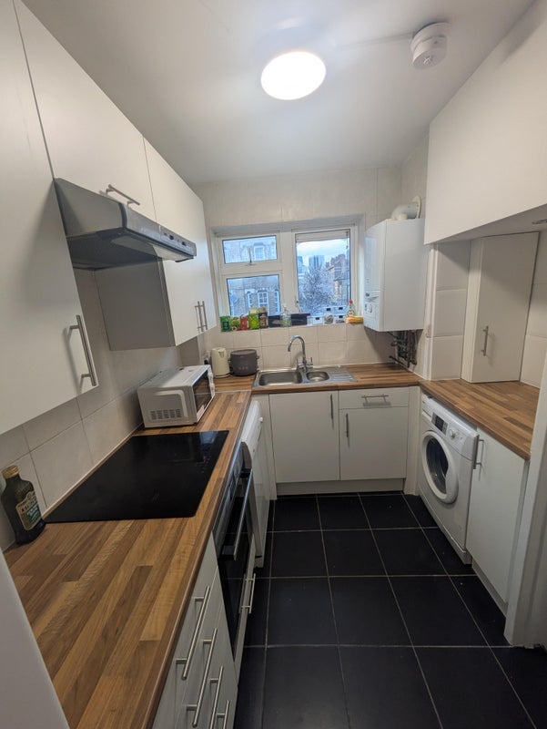Room Bronti Close in Greater London