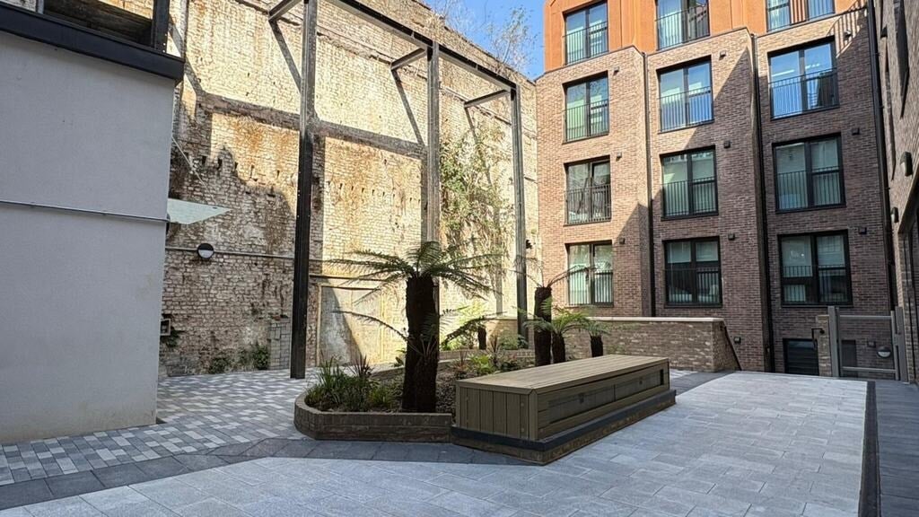 Flat Commercial Road in Greater London