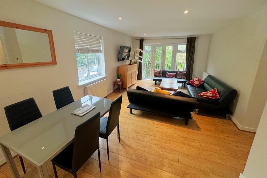 Flat Wey Road in Elmbridge