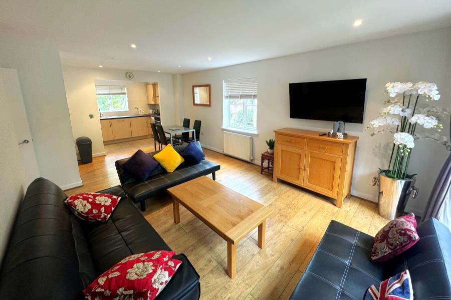 Flat Wey Road in Elmbridge