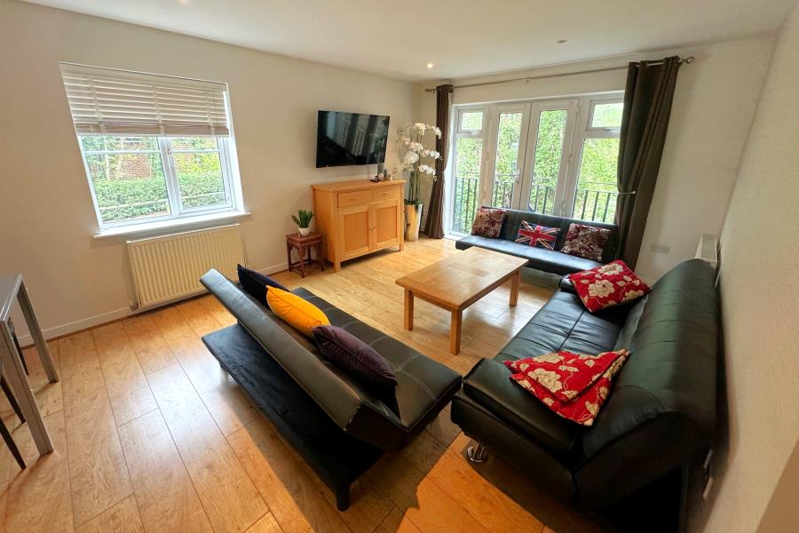 Flat Wey Road in Elmbridge