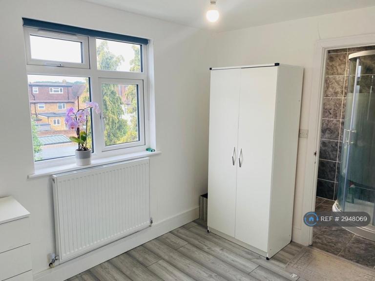 Room Floriston Avenue in Greater London