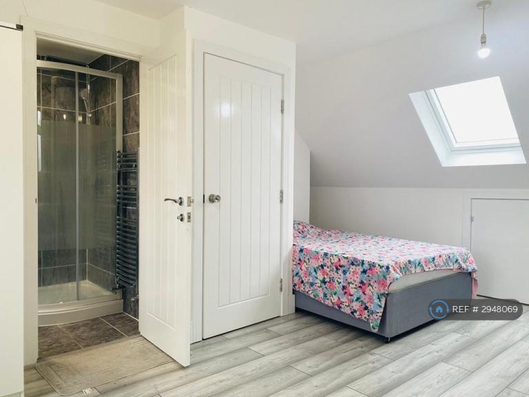 Room Floriston Avenue in Greater London