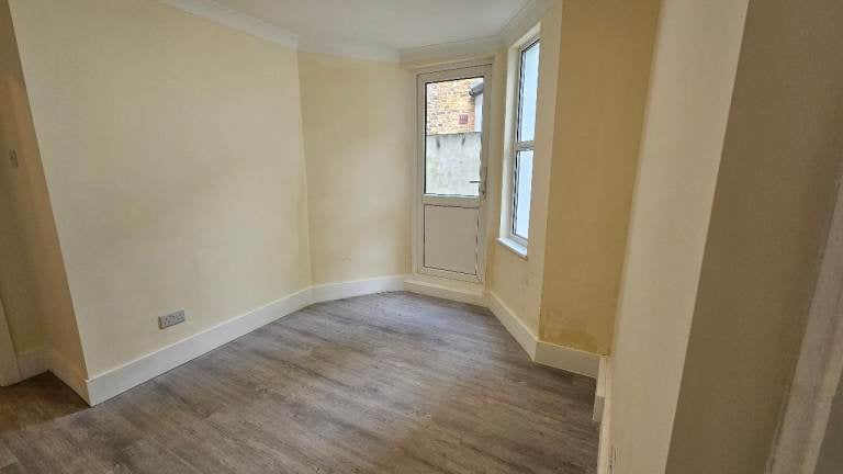 Flat Kilburn Park Road in City of Westminster