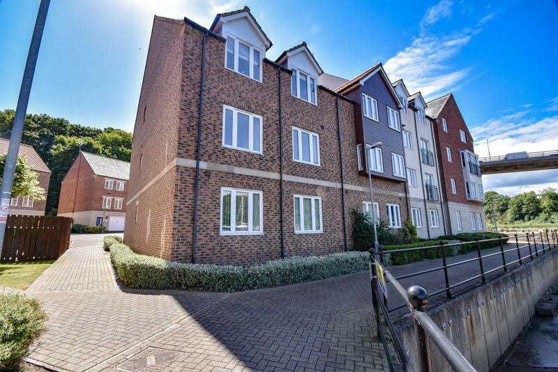 Flat Whitehall Landing in Whitby