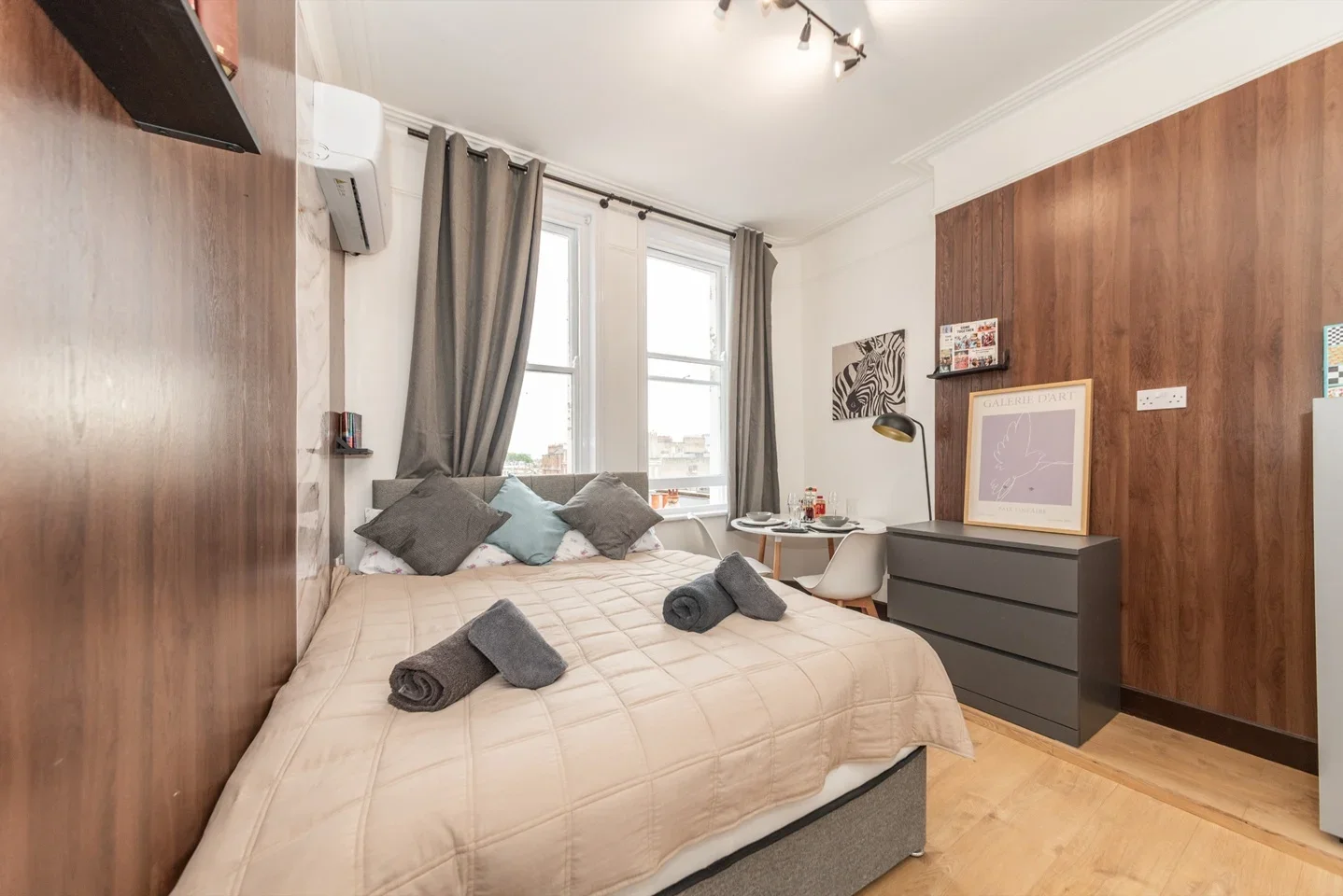Flat Kensington High Street in Greater London