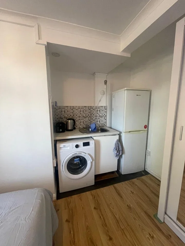 Flat Petworth Close in Greater London