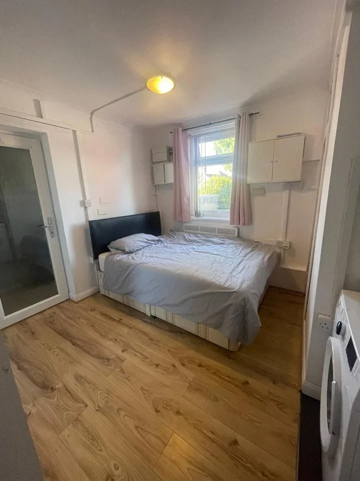 Flat Petworth Close in Greater London