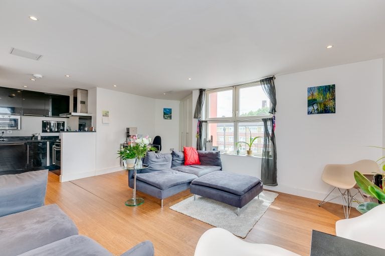 Flat Tooley Street in Greater London