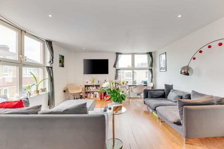 Flat Tooley Street in Greater London