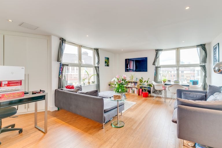 Flat Tooley Street in Greater London