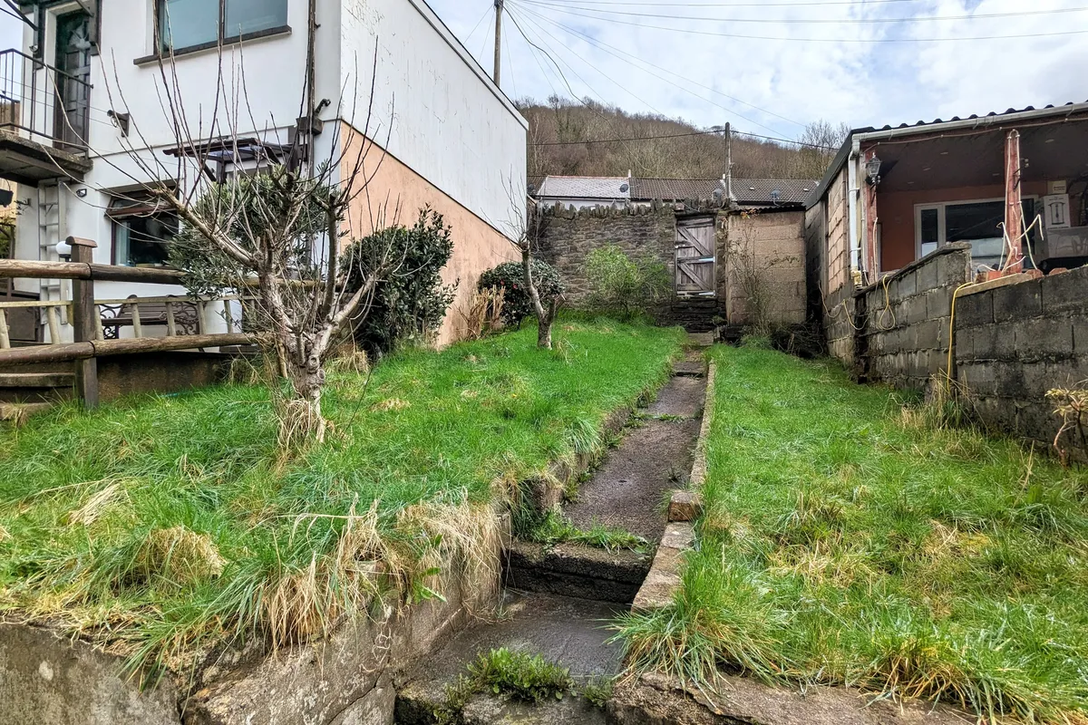 House Birchgrove Street in Porth