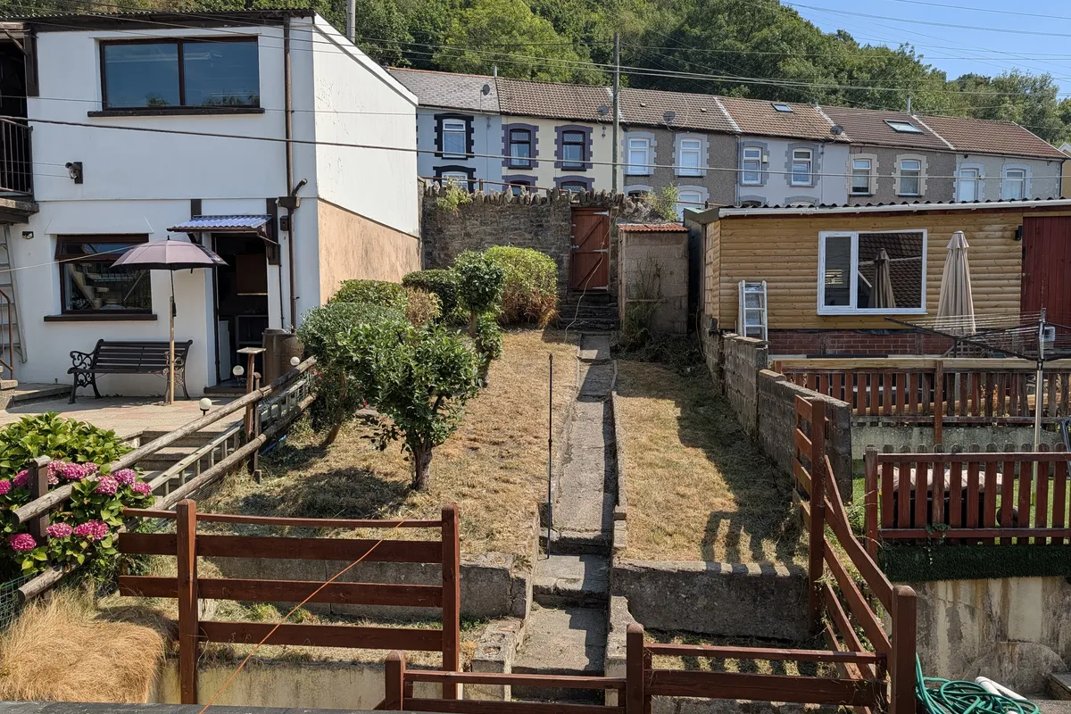 House Birchgrove Street in Porth