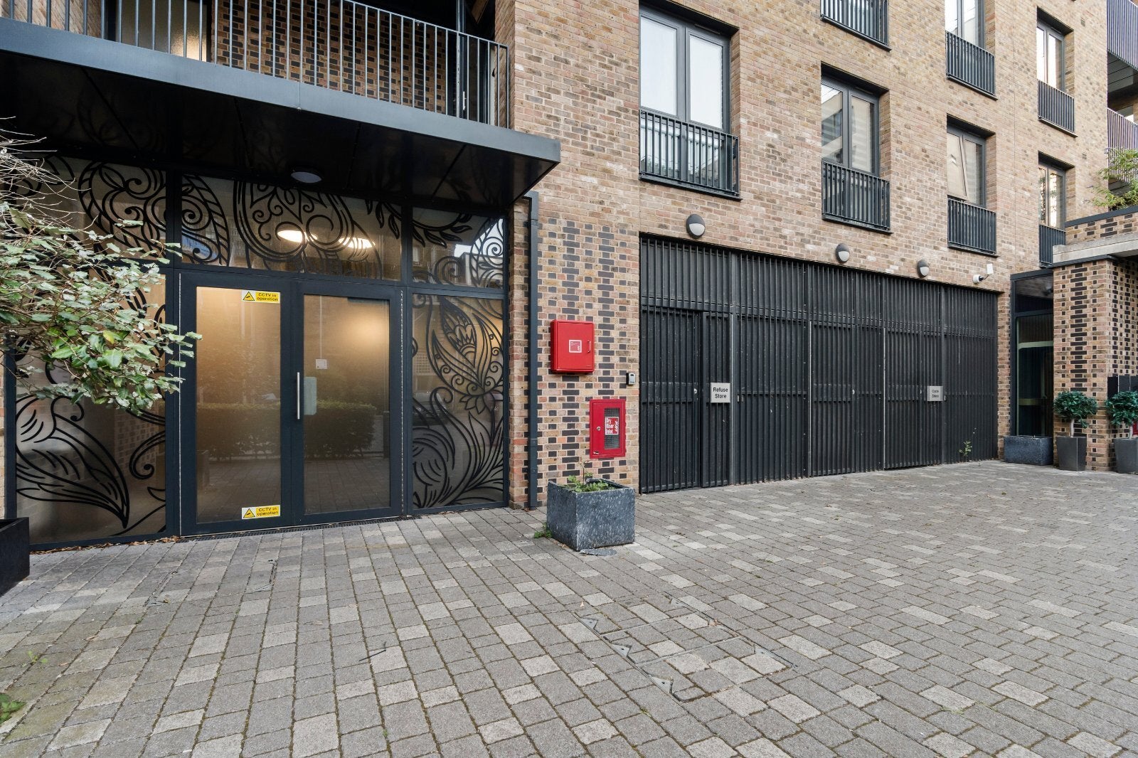 Flat Oval Road in Greater London