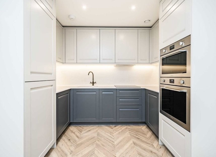 Flat Wheatfield Way in Greater London