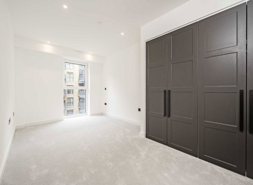Flat Wheatfield Way in Greater London