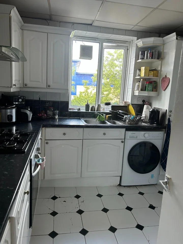Room Haldane Place in Greater London