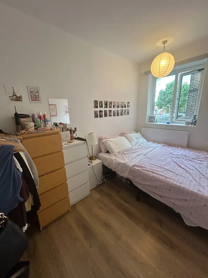 Room Haldane Place in Greater London