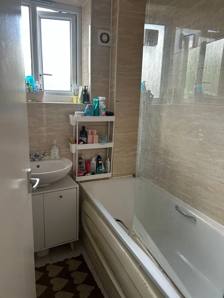 Room Haldane Place in Greater London