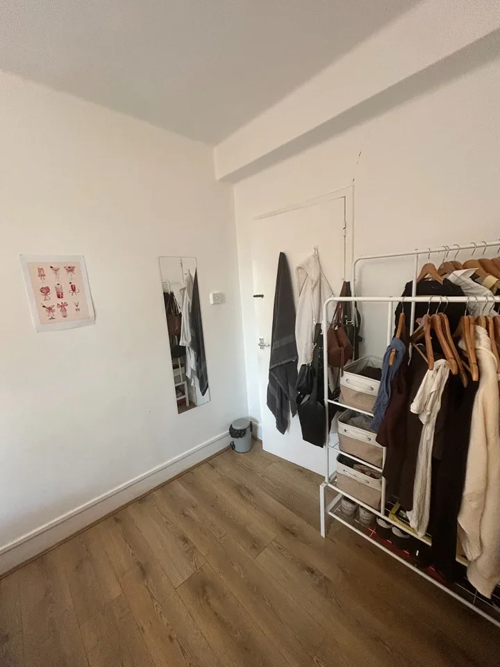 Room Haldane Place in Greater London