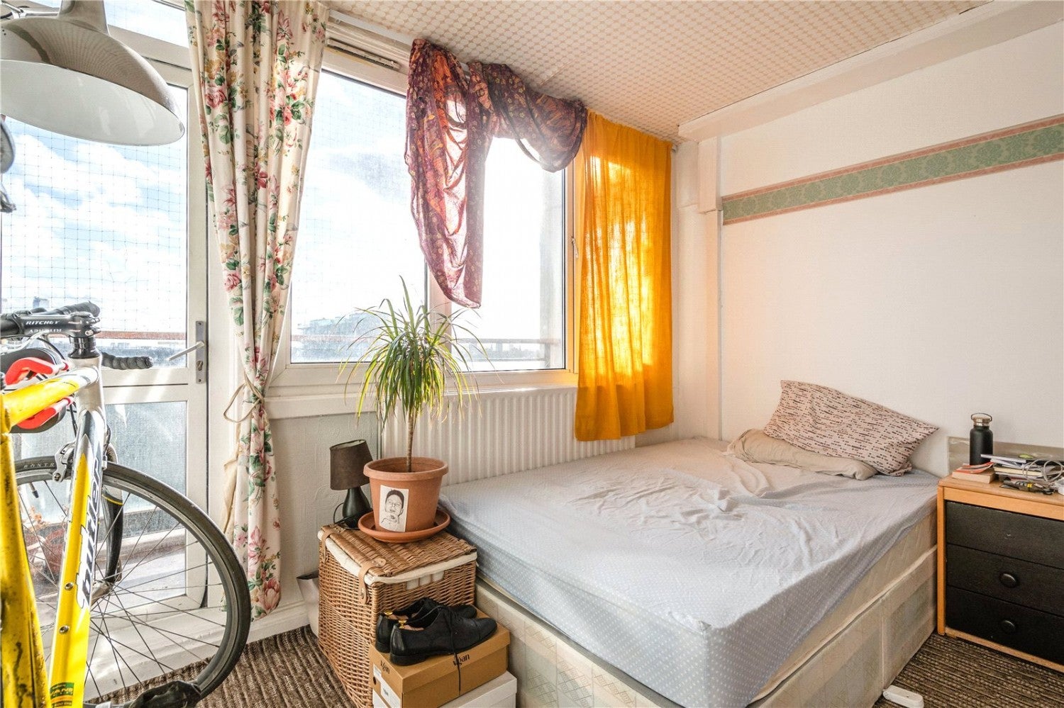 Flat Harpley Square in Greater London