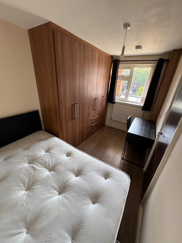 Room Gataker Street in Greater London