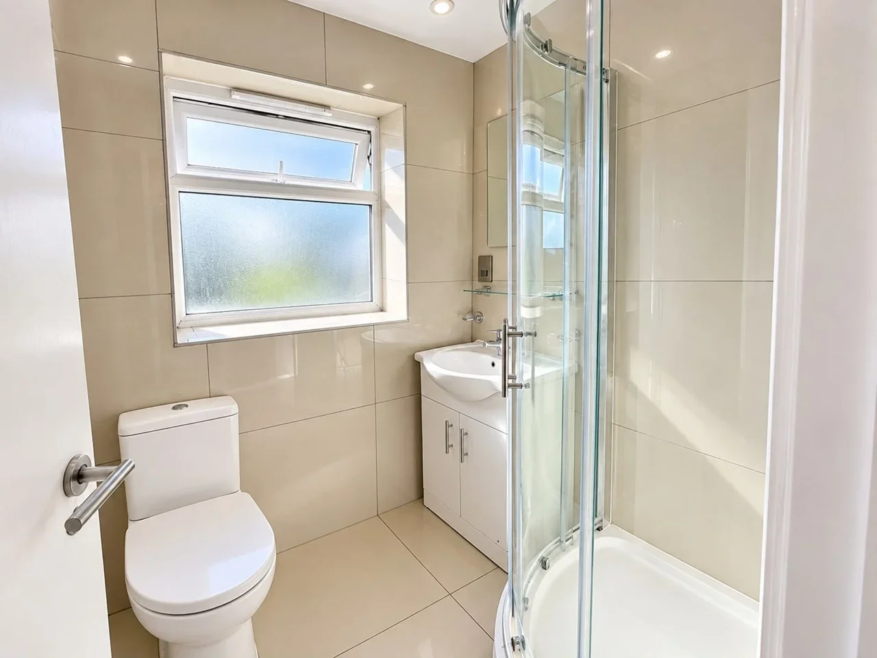 Flat Blakenham Road in Greater London