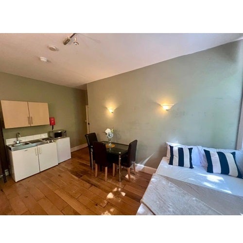 Flat Holland Road in Greater London