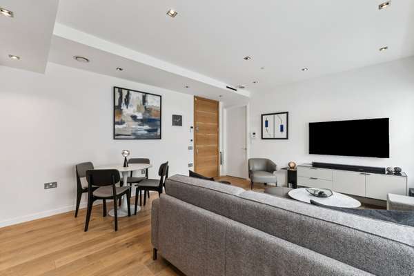 Flat Essex Street in City of Westminster