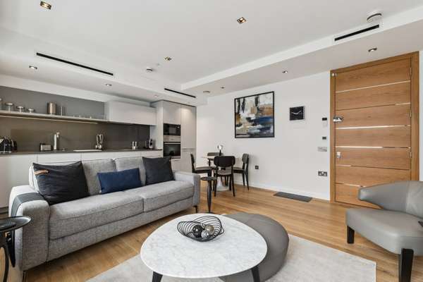 Flat Essex Street in City of Westminster