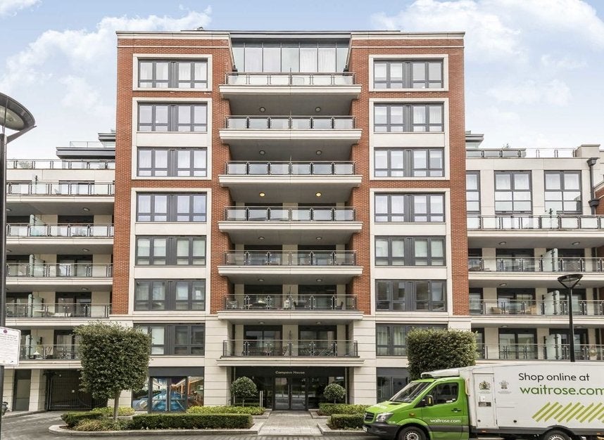 Flat Park Street in Greater London