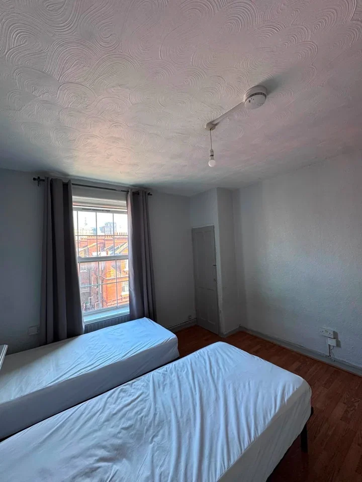Room Chicksand Street in Greater London