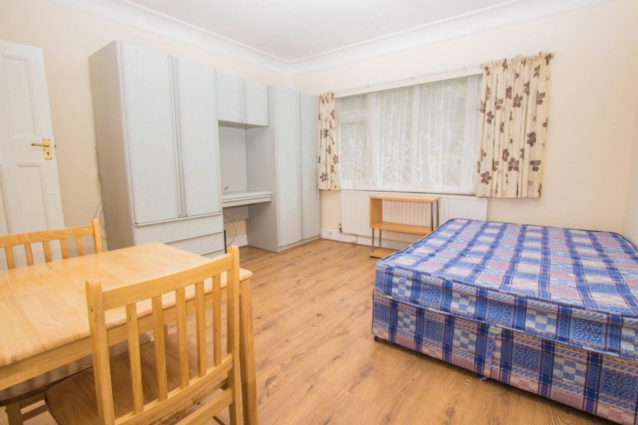 Flat Finchley Road in Greater London