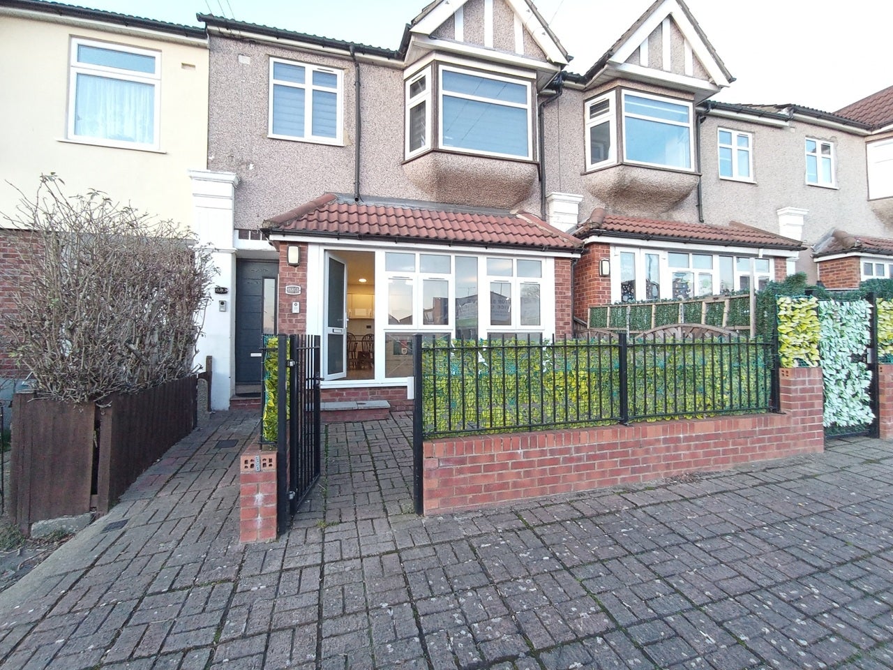 Flat Hornchurch Road in Greater London