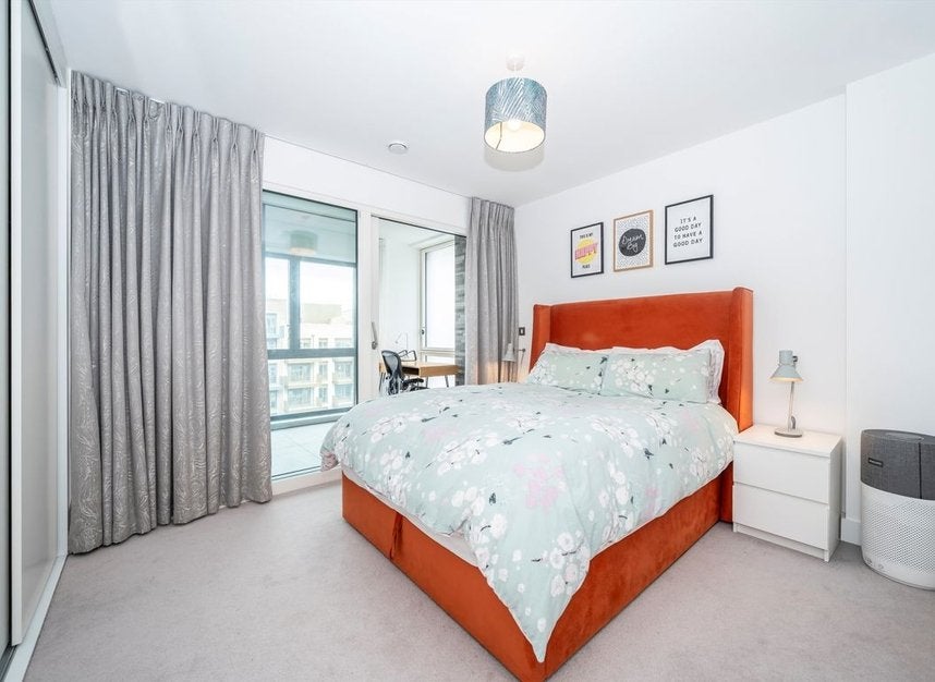 Flat Wansbeck Road in Greater London