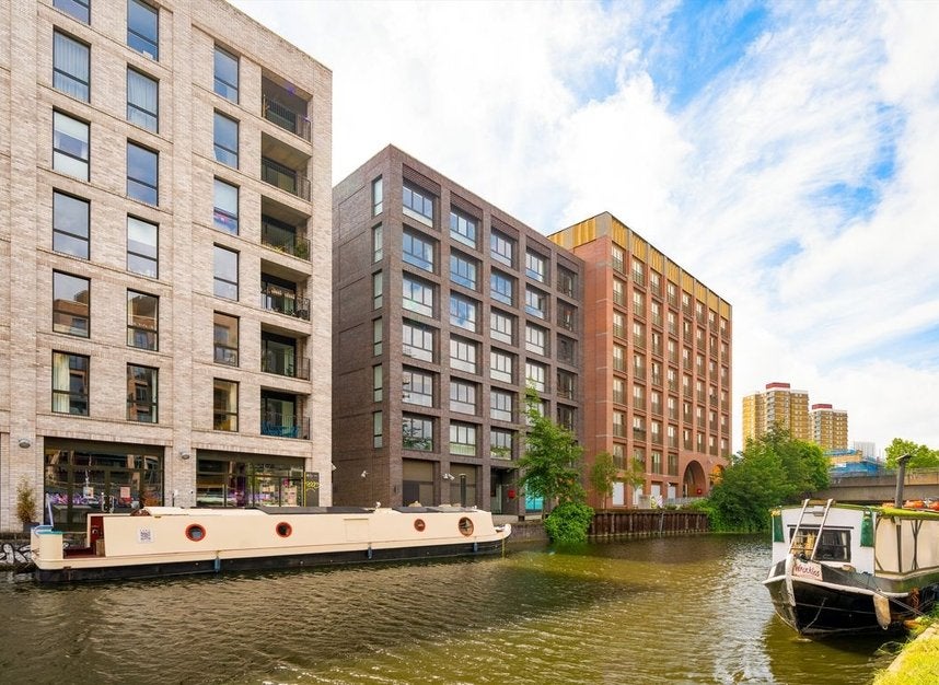 Flat Wansbeck Road in Greater London
