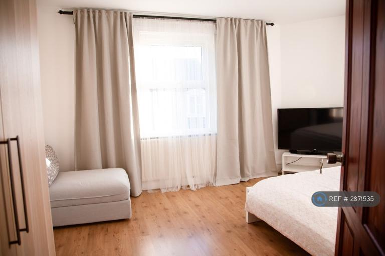 Room Albert Road in Greater London