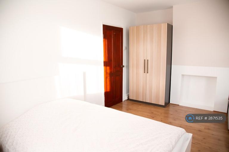Room Albert Road in Greater London