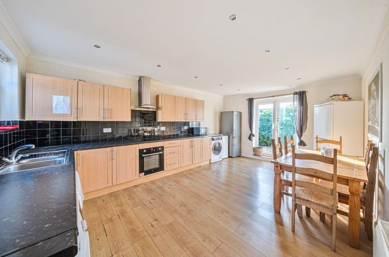Room Elmshott Lane in Slough